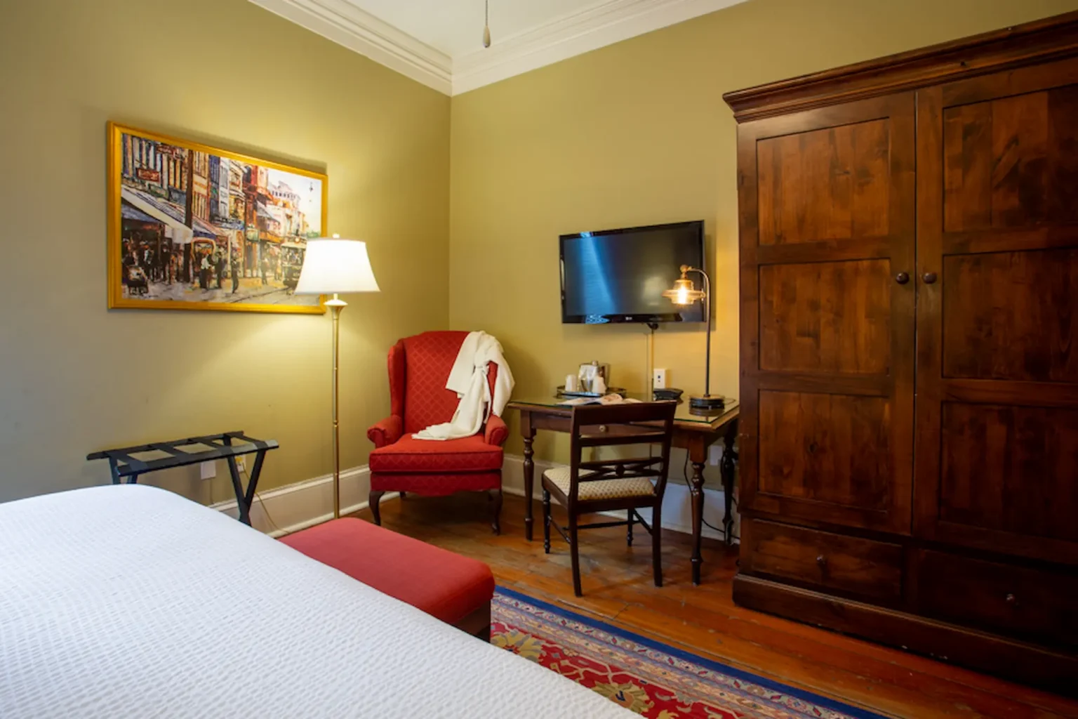 the classic king room at the Marshall House hotel