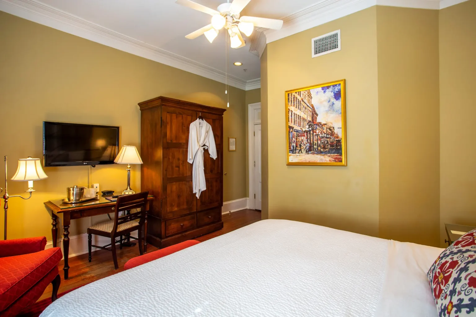 the classic king room at the Marshall House hotel