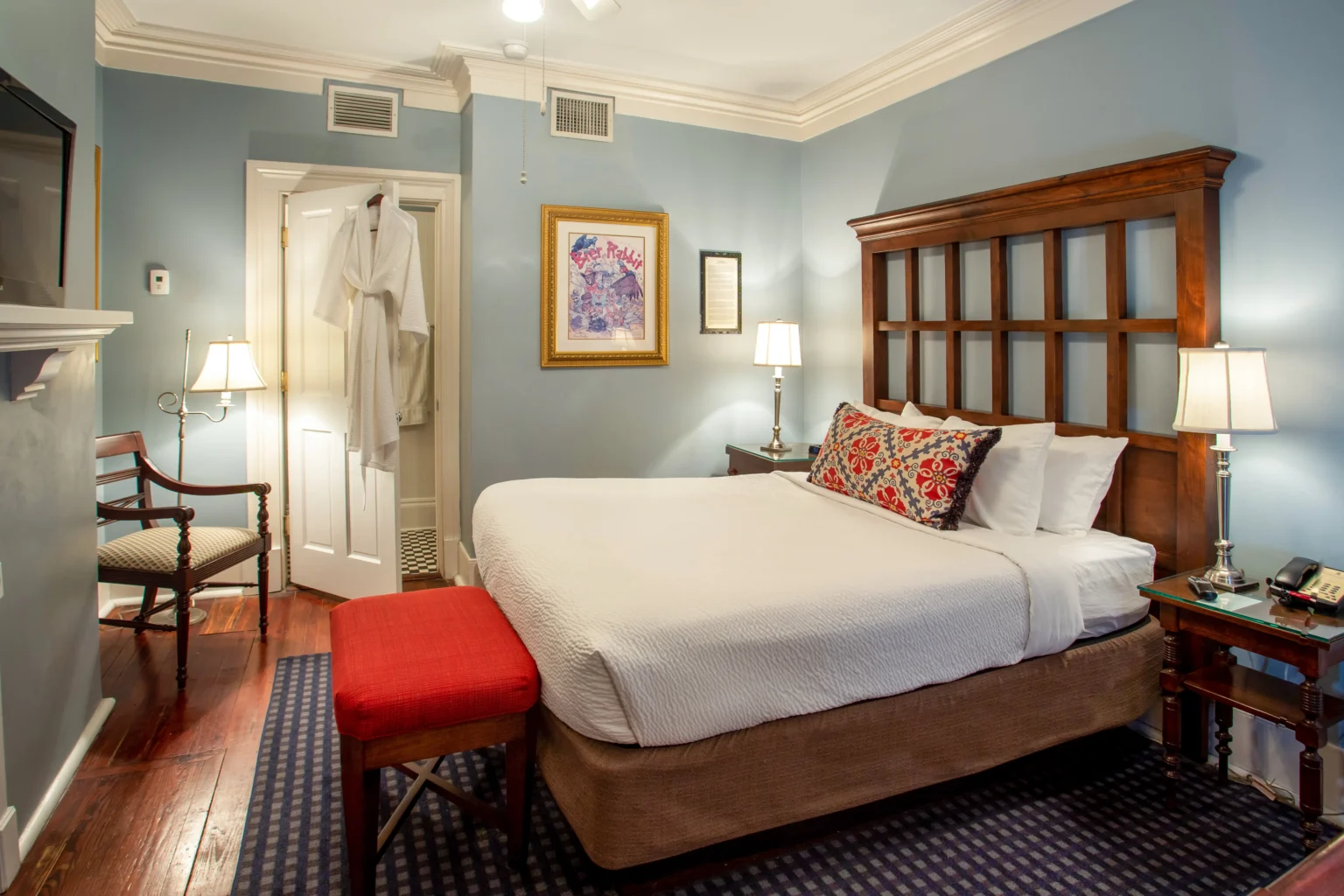 the classic queen room at the Marshall House hotel