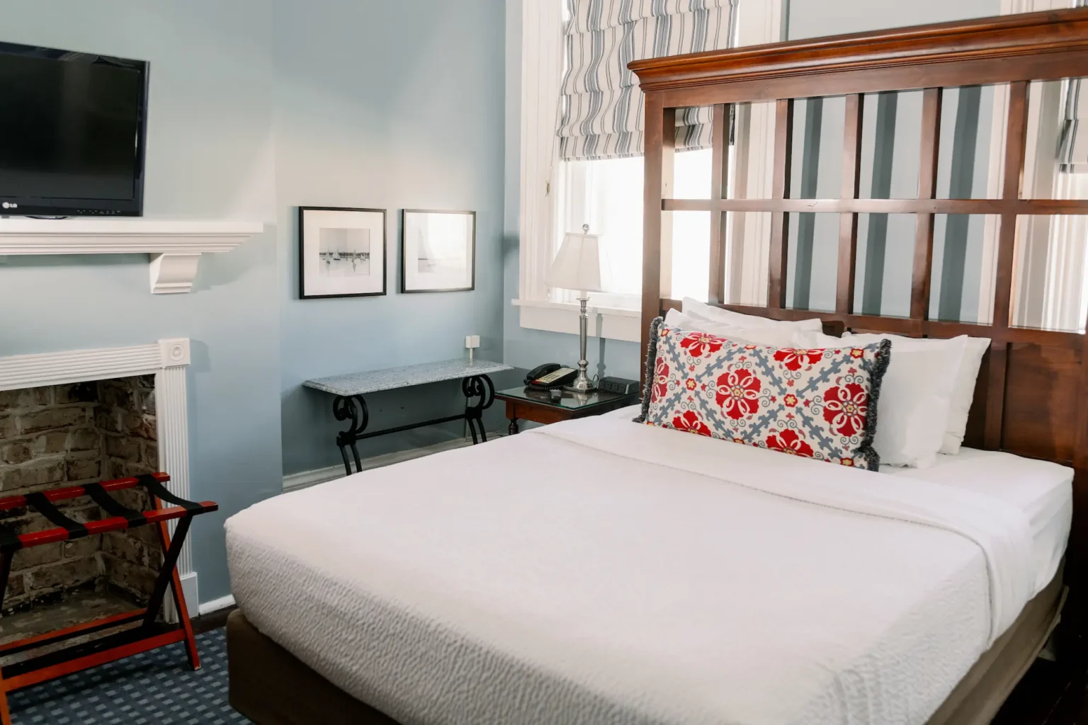 the classic queen room at the Marshall House hotel