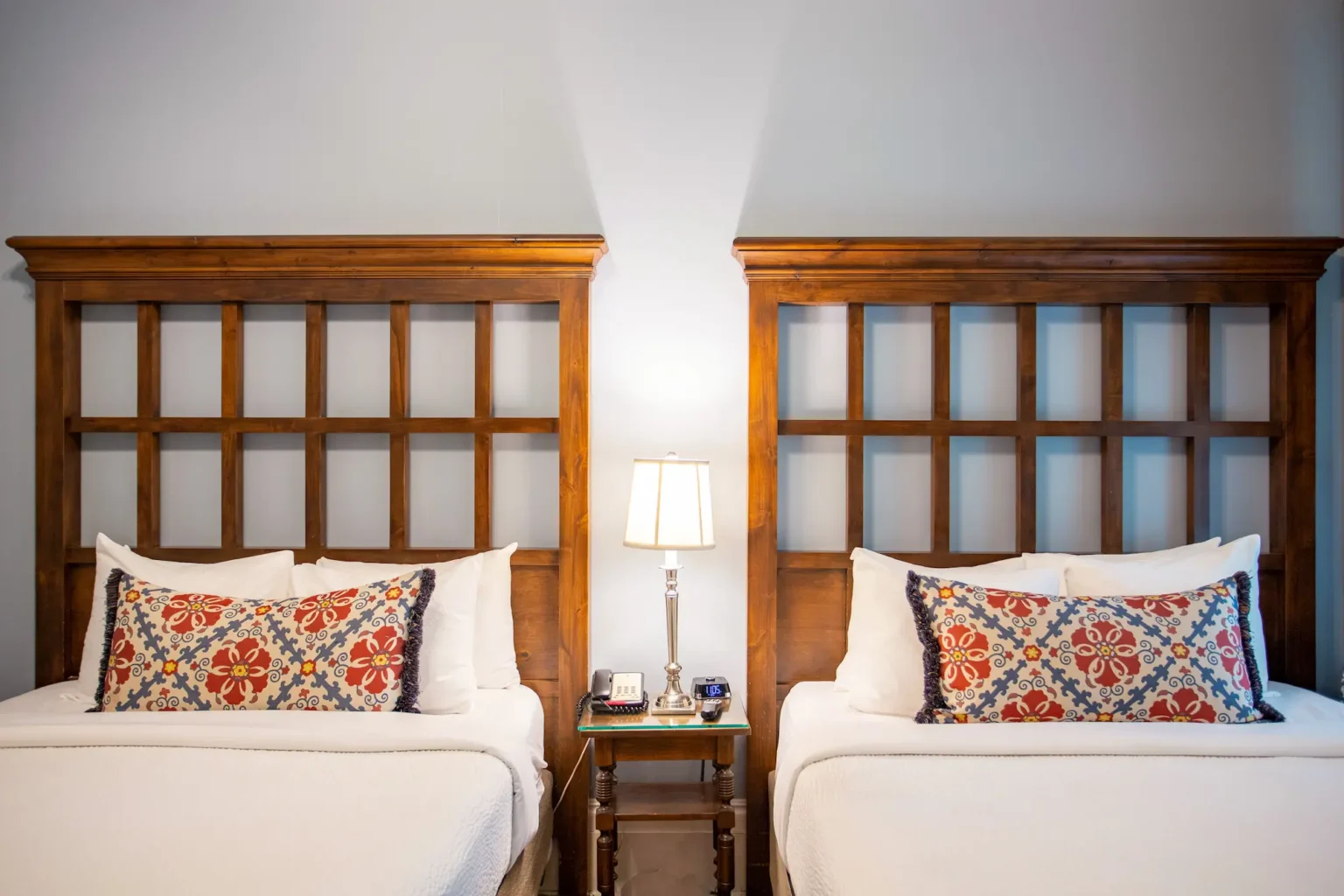 two queen sized beds with a side table in the double queen room at the Marshall House hotel
