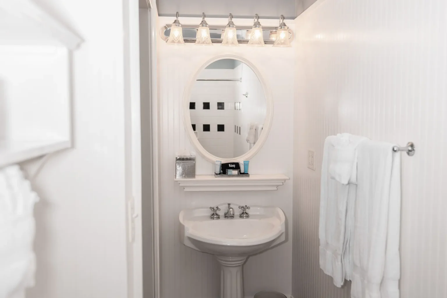 the lovely bathroom of the luxury king suite at the Marshall House hotel