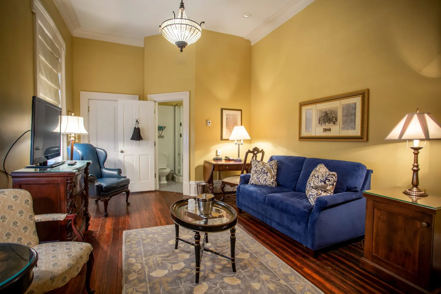 the private lounge of the luxury king suite at the Marshall House hotel