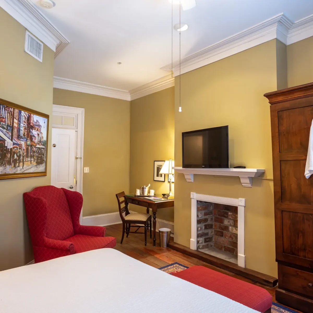 the superior king room at the Marshall House hotel