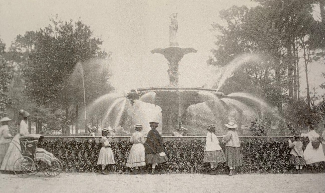 A vintage photograph of visitors at the fountain in Forsyth Park